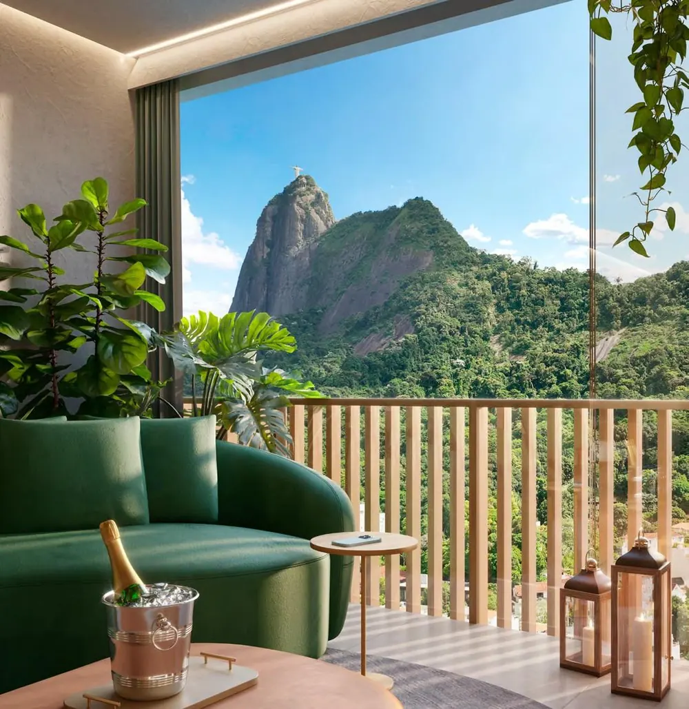 Varanda de apartamento do First Humaitá com poltrona e vista para o Corcovado