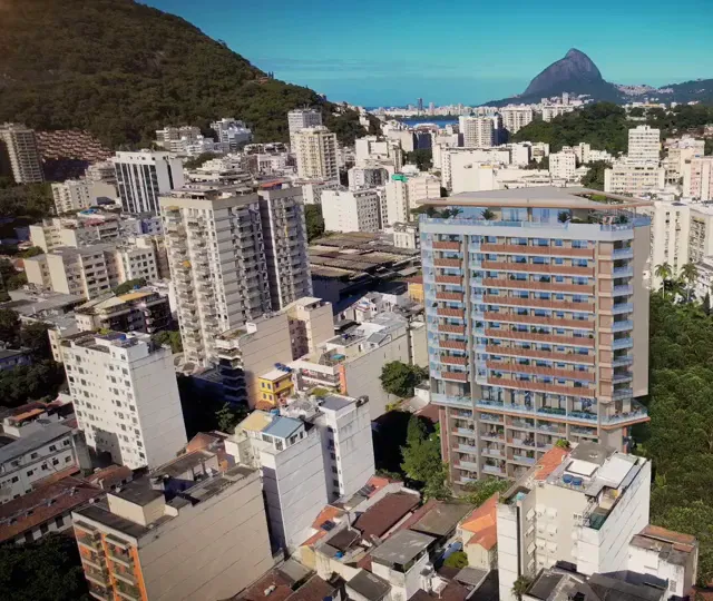Vista aérea do First Humaitá no Humaitá, com o Corcovado ao fundo, no filme dos apartamentos