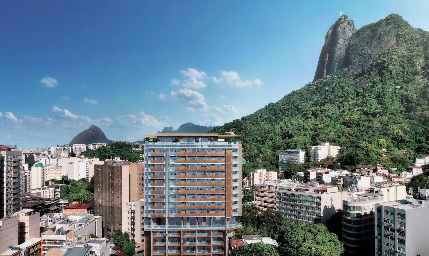 First Humaitá entre os prédios do Humaitá, com o Corcovado e a mata ao fundo